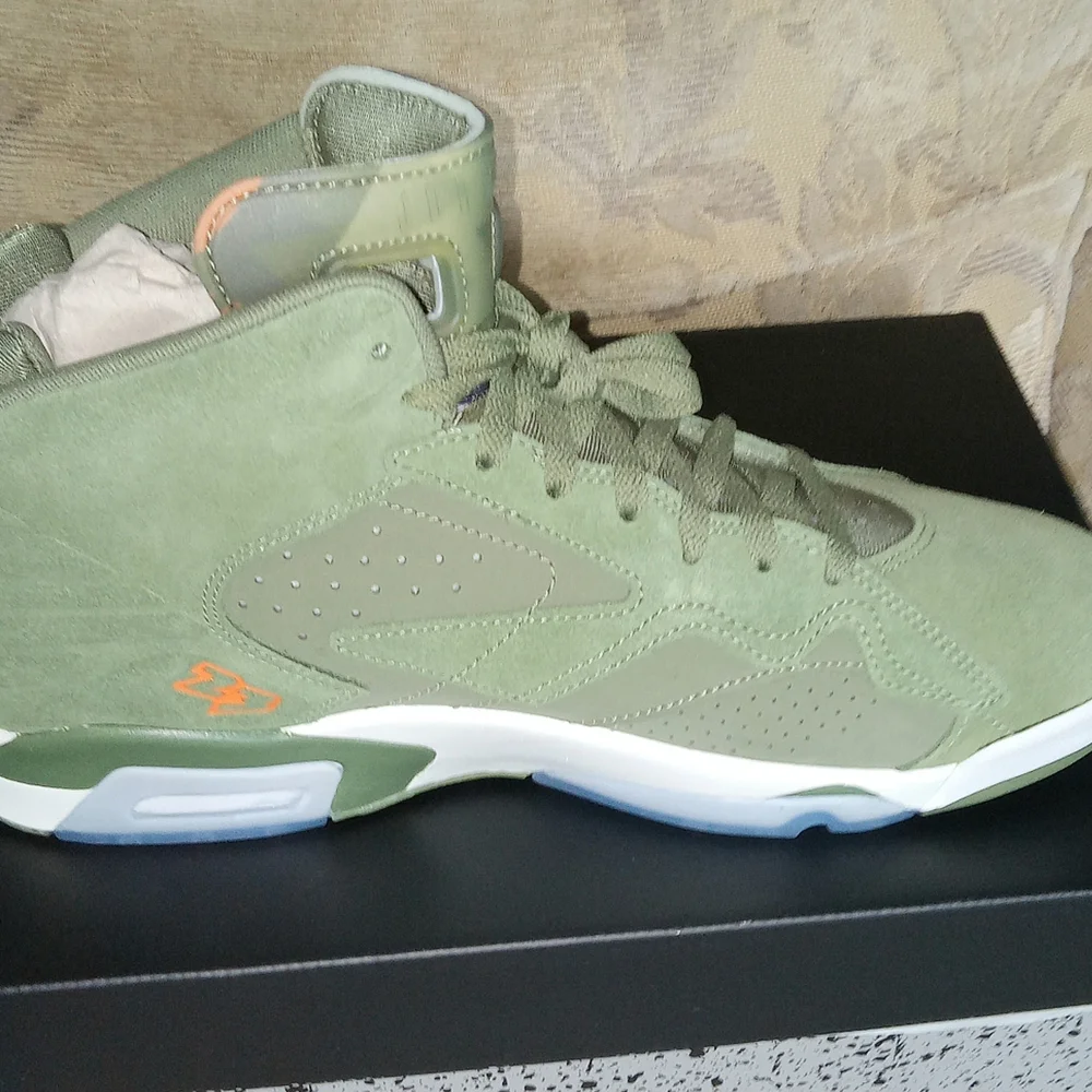 Jordan Men's Green Sneakers - Picture 2 of 8